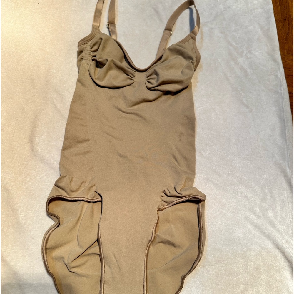 S/M SKIMS sculpting body suit NWOT